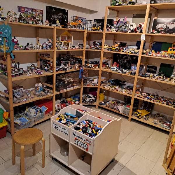 RePlay butikken med hylder fulde af legetøj